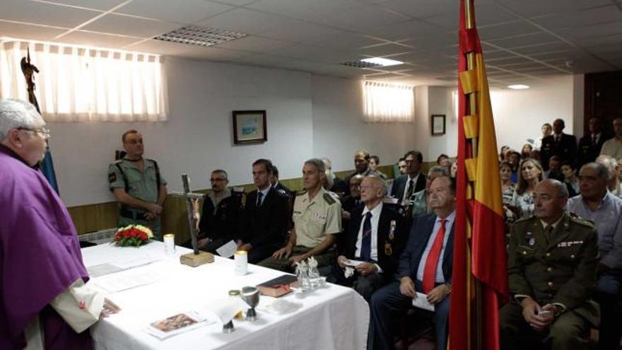 La ceremonia religiosa organizada por la Legión en la «Coronel Gallegos».