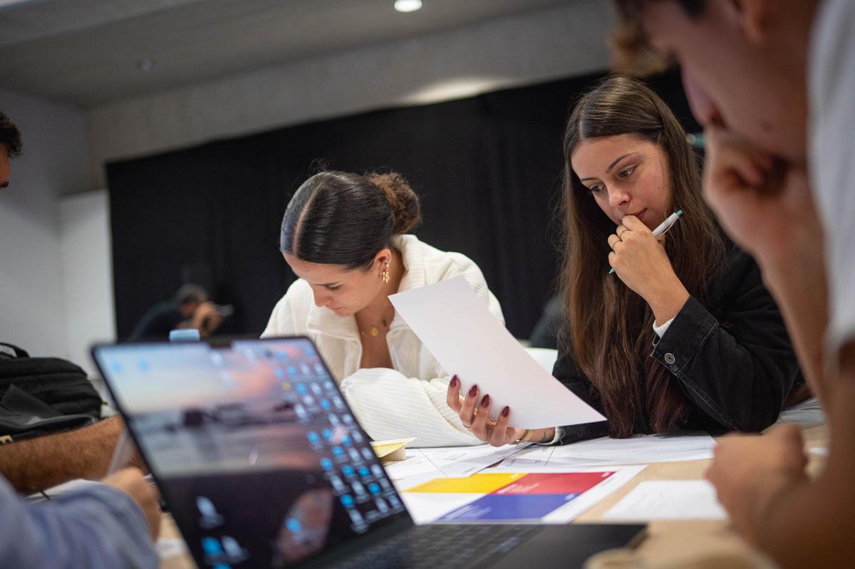 Alumnado pensando ideas para su prototipo