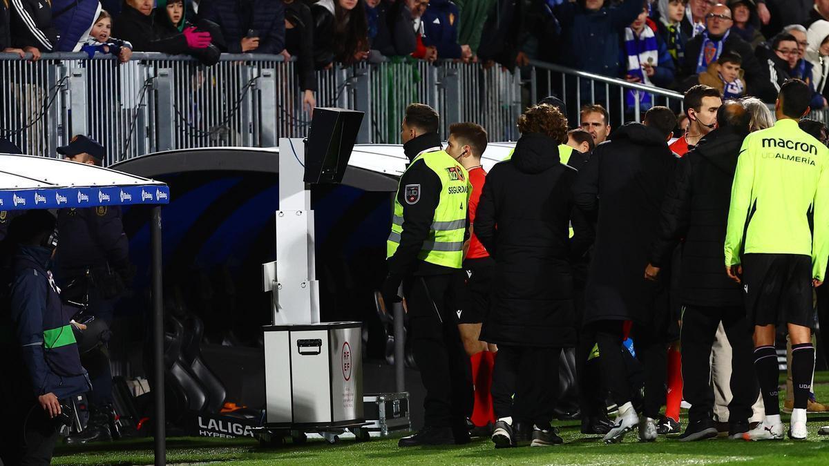 Palencia Caballero, en el monitor del VAR analizando la jugada del gol de Rober.