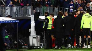 Palencia Caballero, en el monitor del VAR analizando la jugada del gol de Rober.