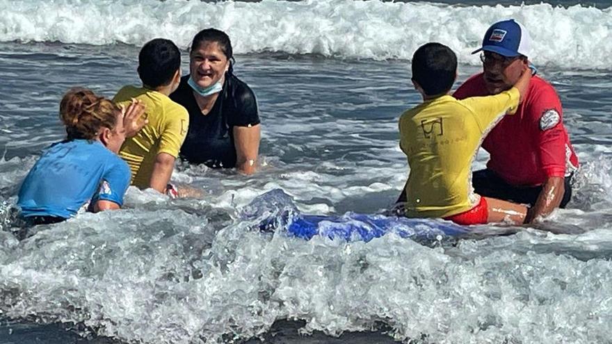 Menores de Visión Azul aprenden a practicar surf.