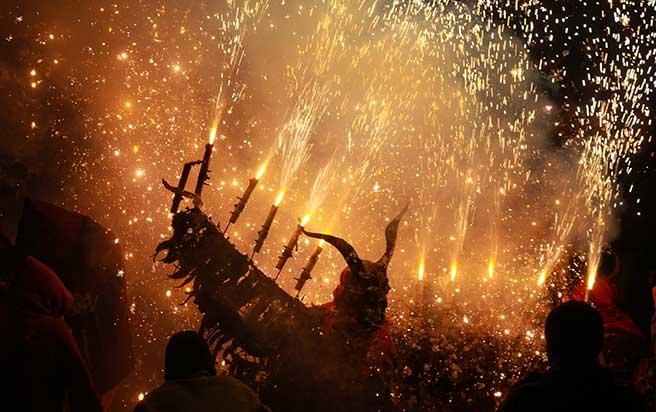 Correfoc in Palma: Wenn 300 Teufel die Funken sprühen lassen