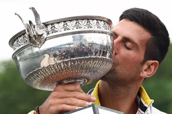 El '23' más reluciente: Djokovic posa con su nuevo Roland Garros