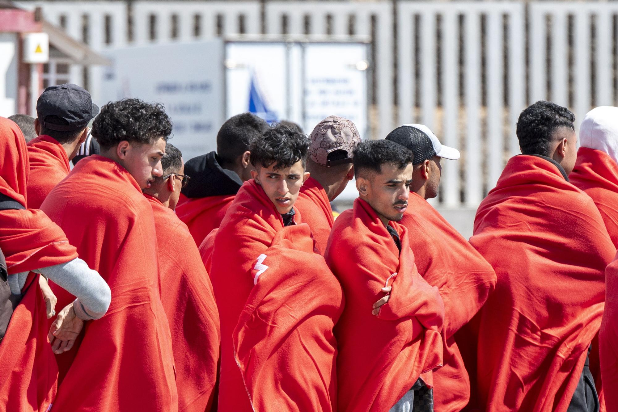 Migrantes desembarcados en Arrecife (Lanzarote) por Salvamento Marítimo el 9 de junio de 2024