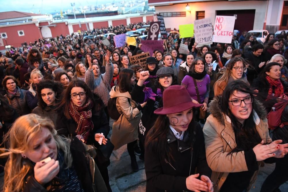 33.000 mujeres y hombres secundan las manifestaciones feministas en A Coruña