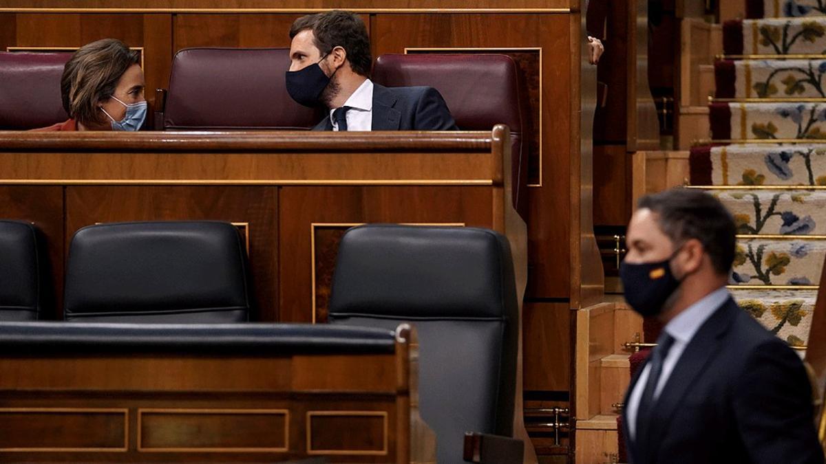 Pablo Casado conversa con Cuca Gamarra, tras el discurso de Santiago Abascal en el Congreso, el jueves durante la moción de censura