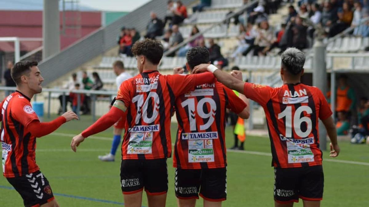 Los futbolistas del Salerm Puente Genil celebran un gol en el Manuel Polinario esta temporada.