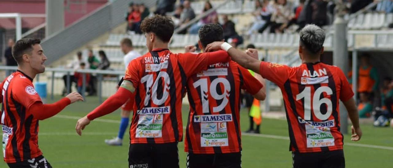 Los futbolistas del Salerm Puente Genil celebran un gol en el Manuel Polinario esta temporada.