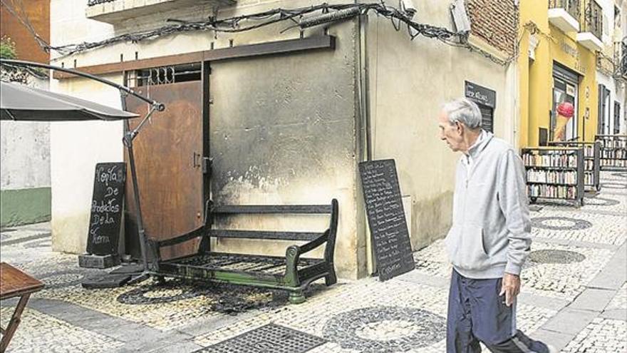 Prenden fuego a la fachada del edificio El Silencio de Badajoz a primera hora de la mañana