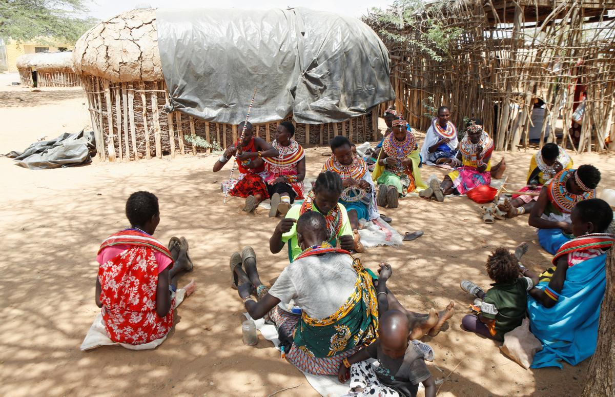 Las mujeres de la tribu Samburu que escaparon de la mutilación genital femenina y otros tipos de violencia de género hacen adornos tradicionales en la aldea de Umoja donde los hombres están restringidos, en Kenia