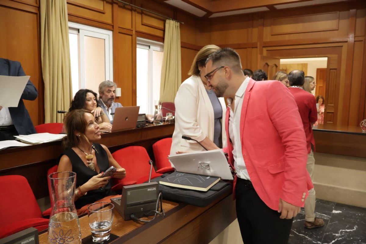 José Carlos Ruiz (Hacemos) habla con Marián Aguilar (PP).