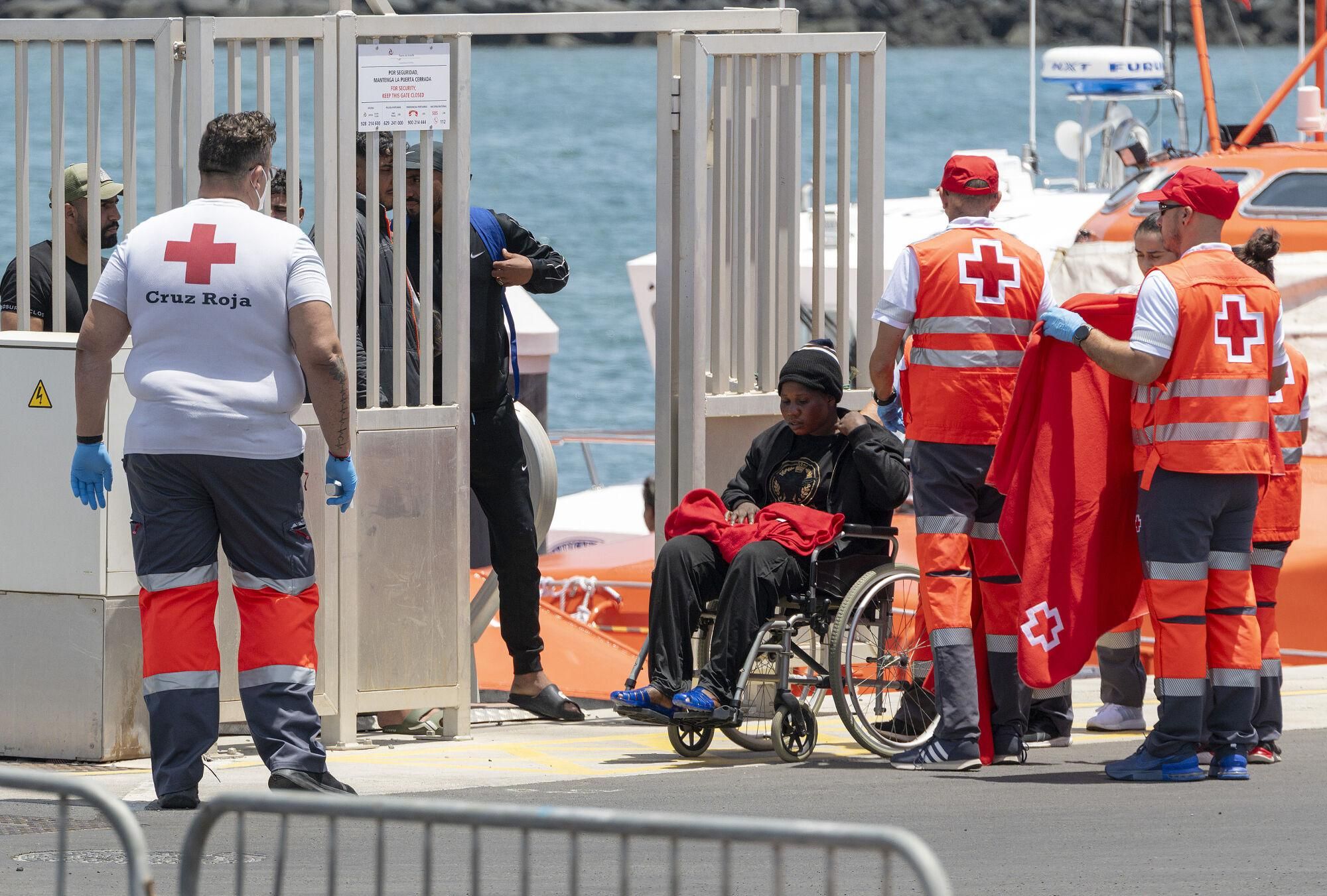 Una mujer sin piernas, entre las 38 personas rescatadas de una neumática cerca de Lanzarote

