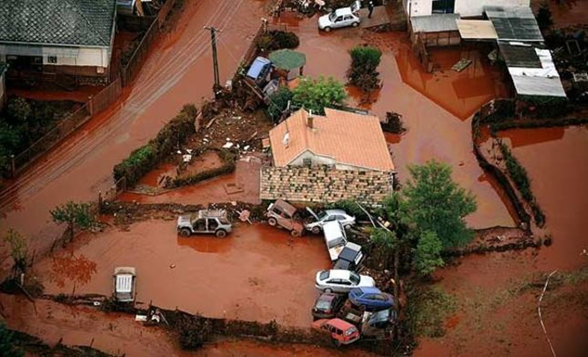 Vista aèria dels carrers coberts de Devecser.