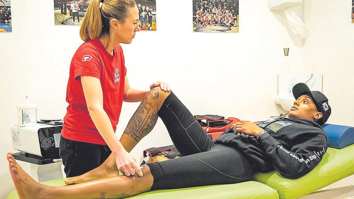 Brittney Sykes amb Beti Orden durant la revisió mèdica
