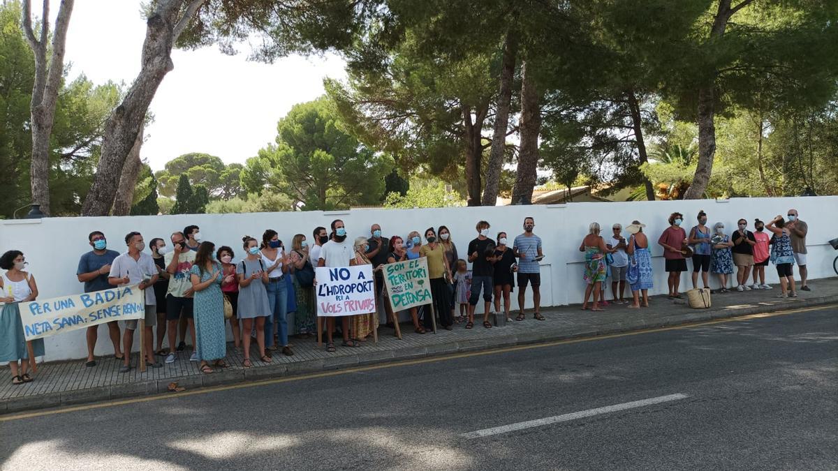 Los manifestantes se han concentrado frente al hotel donde se ha celebrado el simposio.