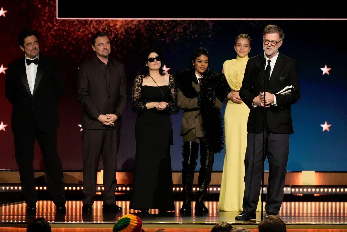 Benicio del Toro, Leonardo DiCaprio, Cassandra Kulukundis, Teyana Taylor, Chase Infiniti y Paul Thomas Anderson reciben el premio por 'Una batalla tras otra' durante la 31 edición de los Critics Choice Awards, este 4 de enero en Santa Monica, California.