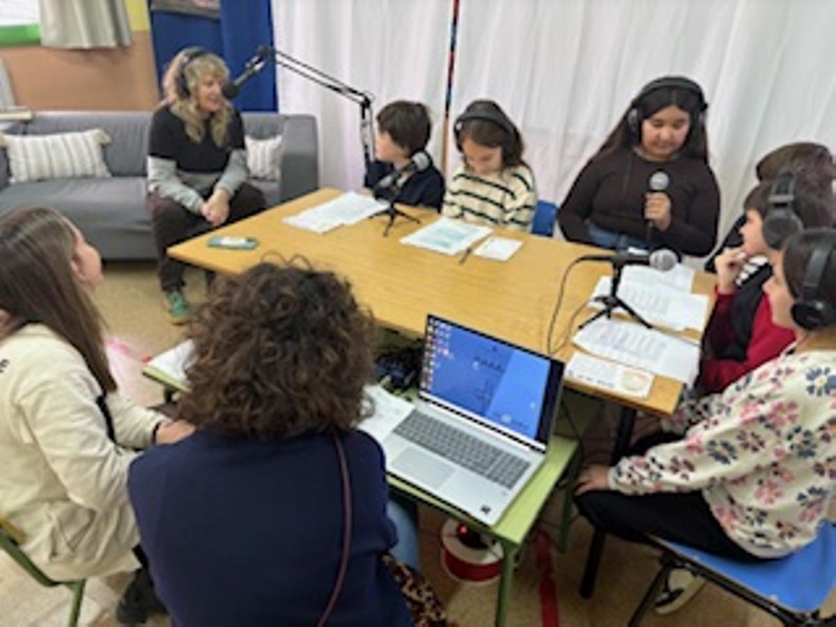 Mar Olid visita el colegio público El Coto de El Entrego