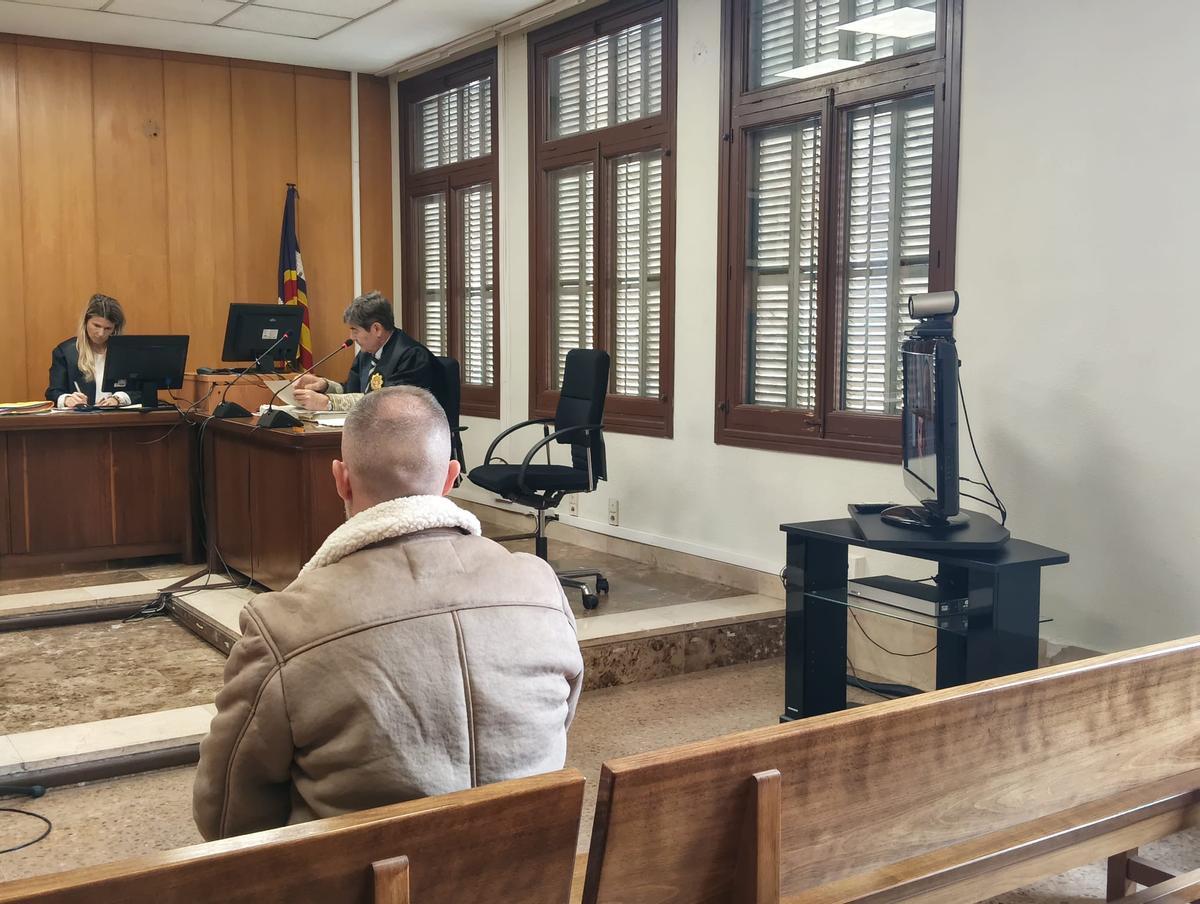 El hombre condenado, ayer en la vista celebrada en un juzgado de lo penal de Palma.