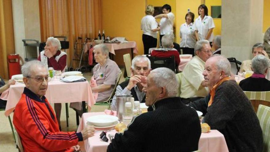 Usuarios de una residencia de mayores, en una imagen de archivo.