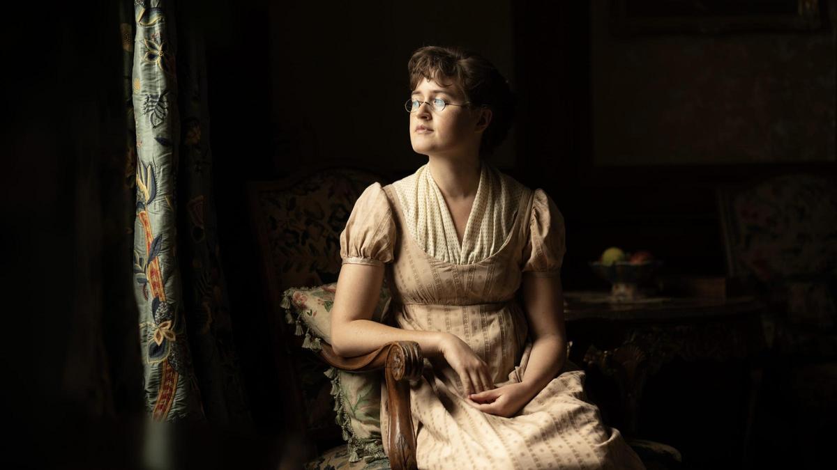 Ella Bruccoleri (Mary Bennet) en una imagen de La otra hermana Bennet