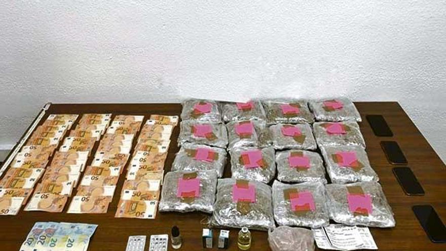 Dinero y bolsas con marihuana aprehendidas por la Policía Nacional en el puerto de Palma.