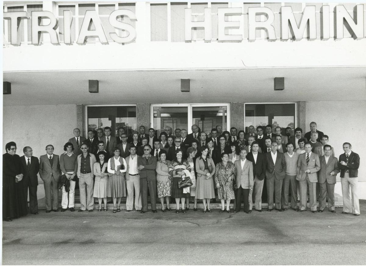 Foto de familia de trabajadores de La Herminia incluida en el catálogo editado por el Muséu Pueblu d'Asturies.