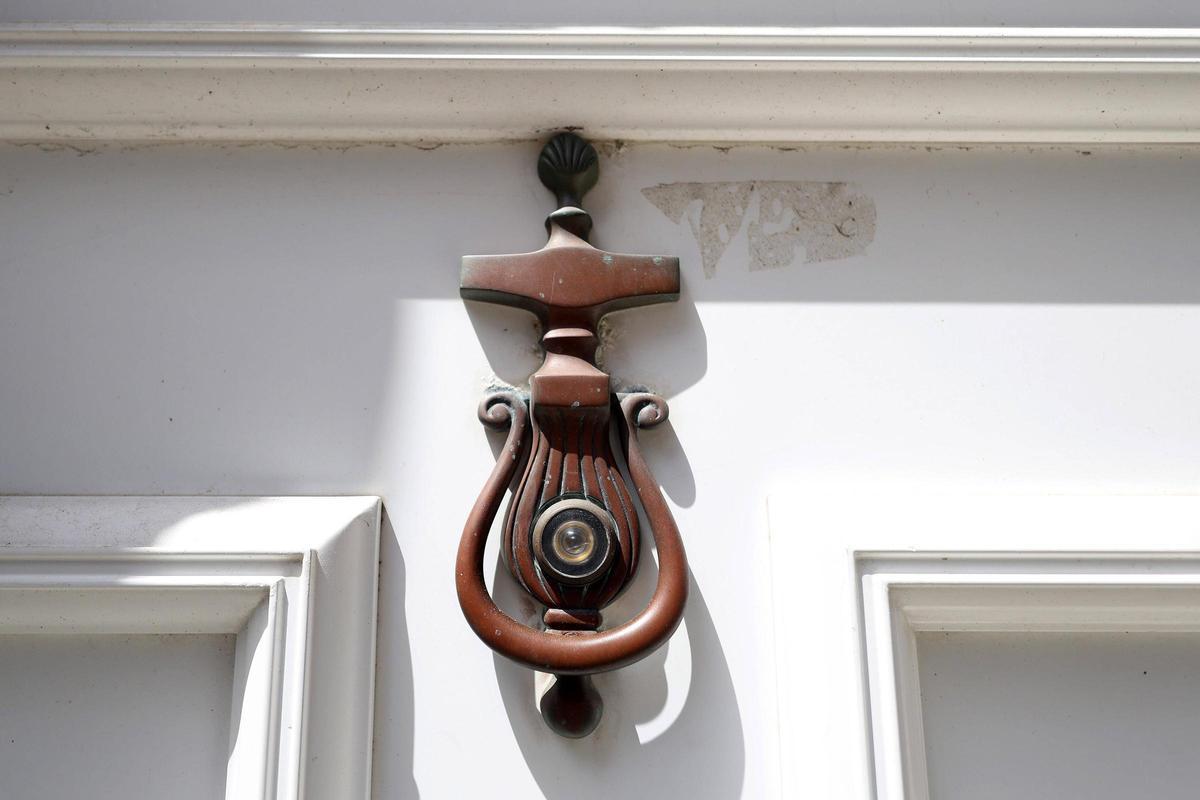 Llamador de puerta antiguo en la calle de la Amargura