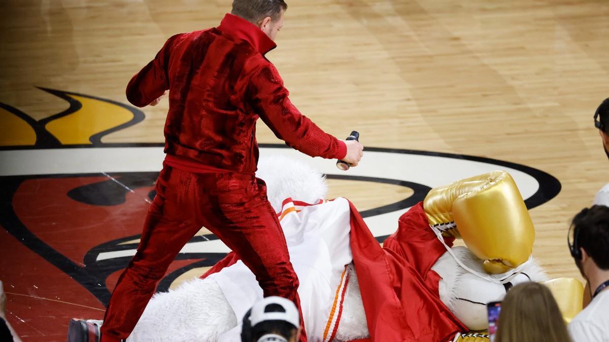Conor McGregor noquea a la mascota de los Heat