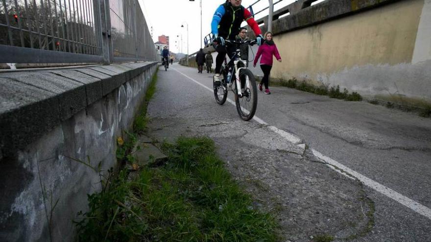 Un molesto socavón en el carril bici de la ría