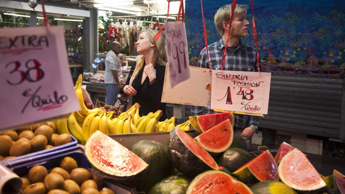 Una parada de frutas y verduras en el mercado de la Concepción en Barcelona.