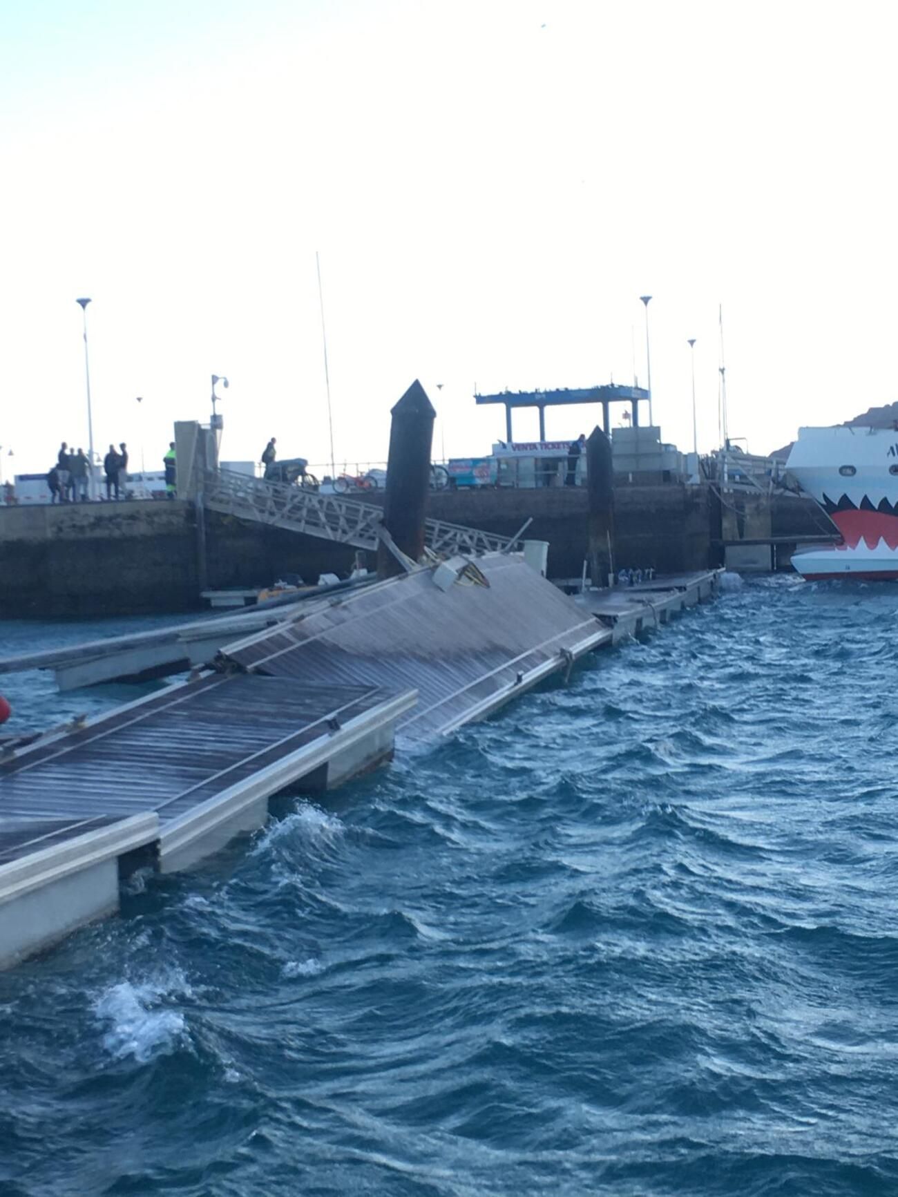 Destrozos en el Puerto de Caleta del Sebo, en La Graciosa, tras el paso de la borrasca Dorothea