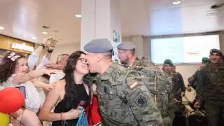 Emoción y aplausos en el regreso de Eslovaquia a Asturias de los setenta y cinco militares del Cabo Noval: "Misión cumplida"