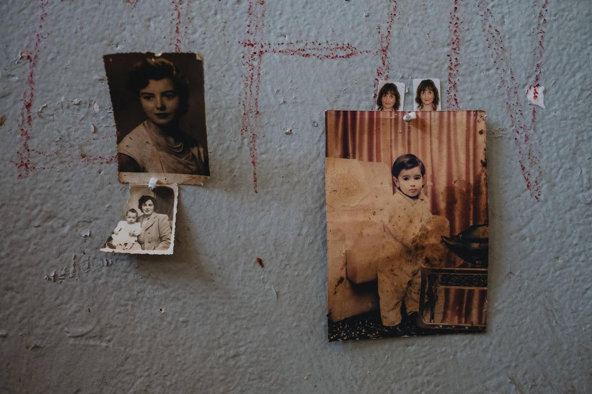 Instantáneas familiares de Juan Antonio Ortiz en su cuarto.