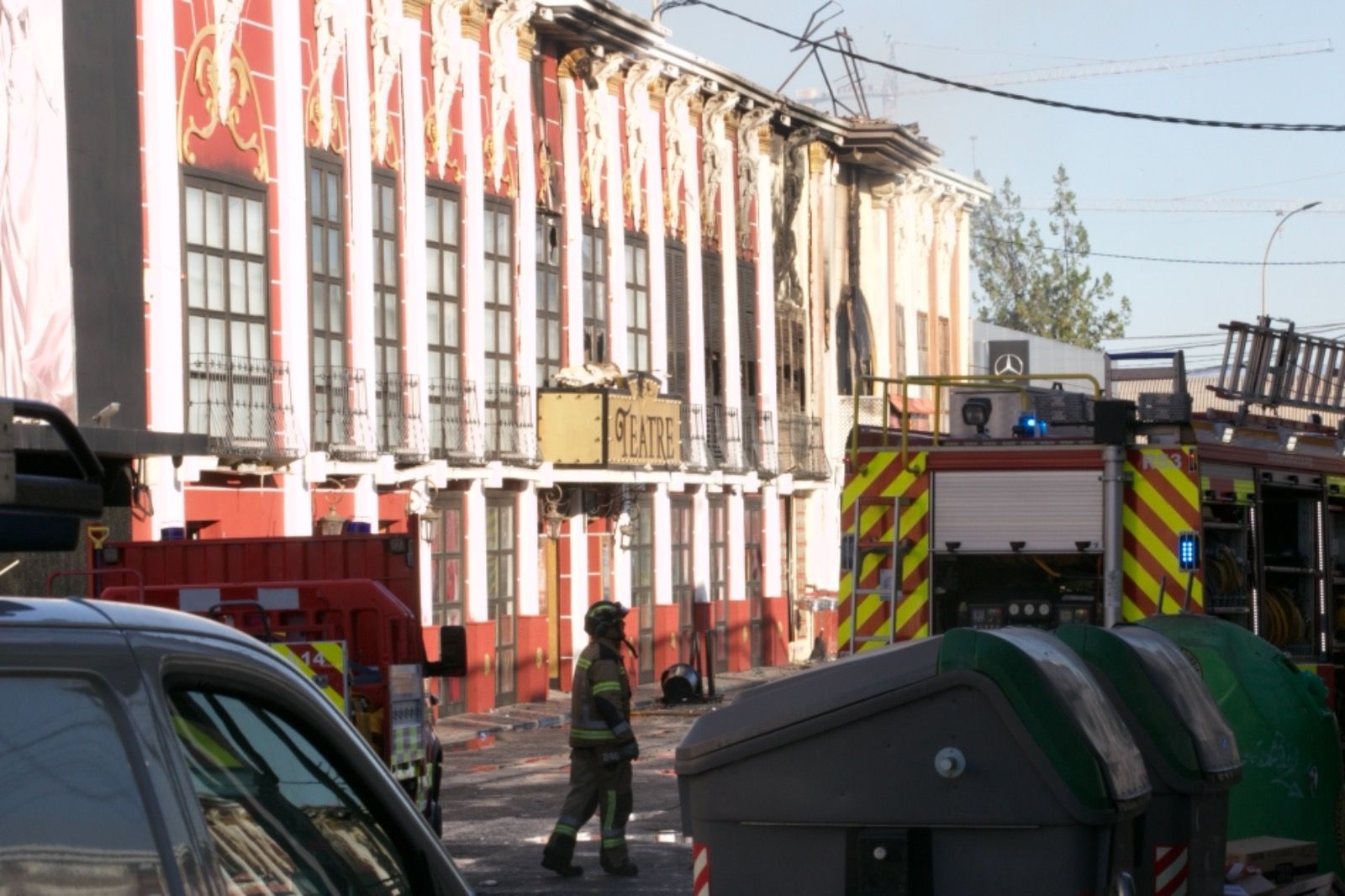 Los servicios de Emeregencias atienden a los afectados por el incendio