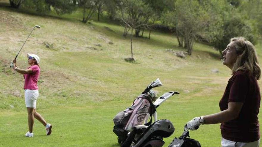 Usuarias del campo de golf del Tragamón.