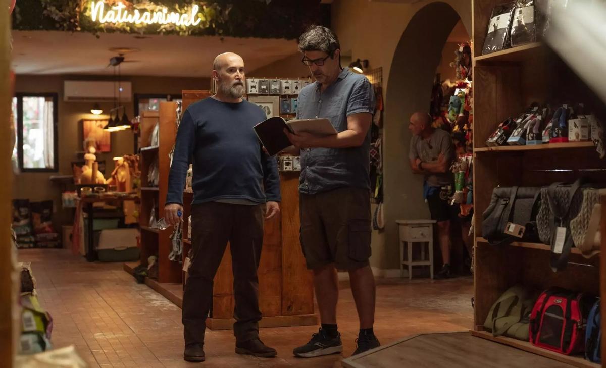 El director Cesc Gay da instrucciones a Javier Cámara, durante el rodaje de '53 domingos'.