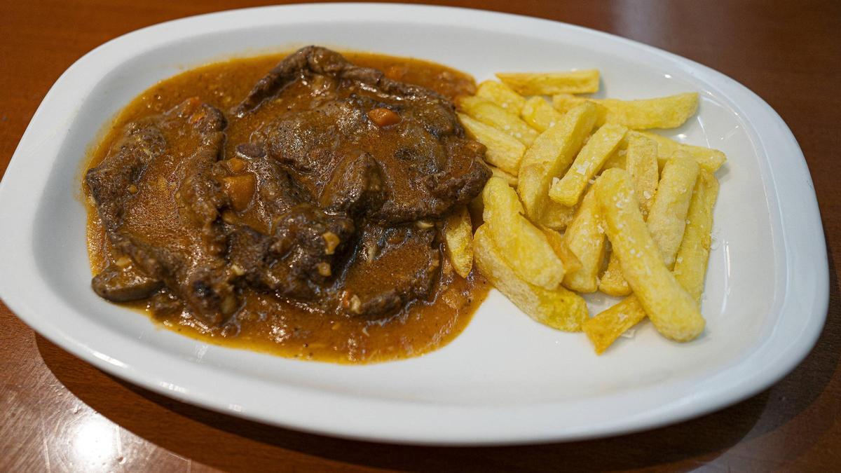 El fricandó con patatas del restaurante Agullers.