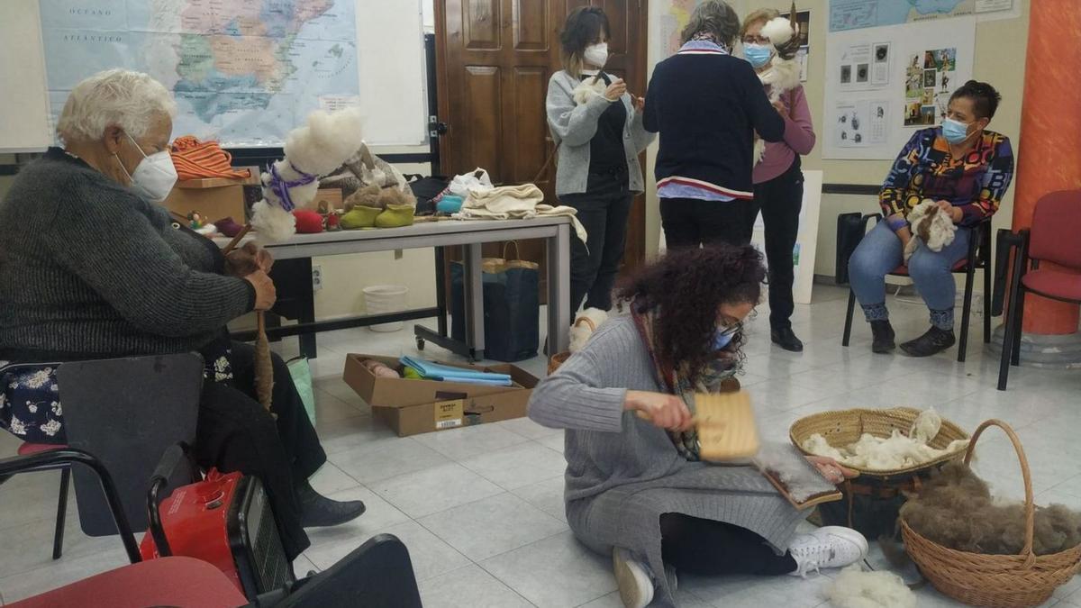 Los participantes hilan la lana con los usos y utensilios tradicionales durante el taller en Riofrío de Aliste| |  CH. S.