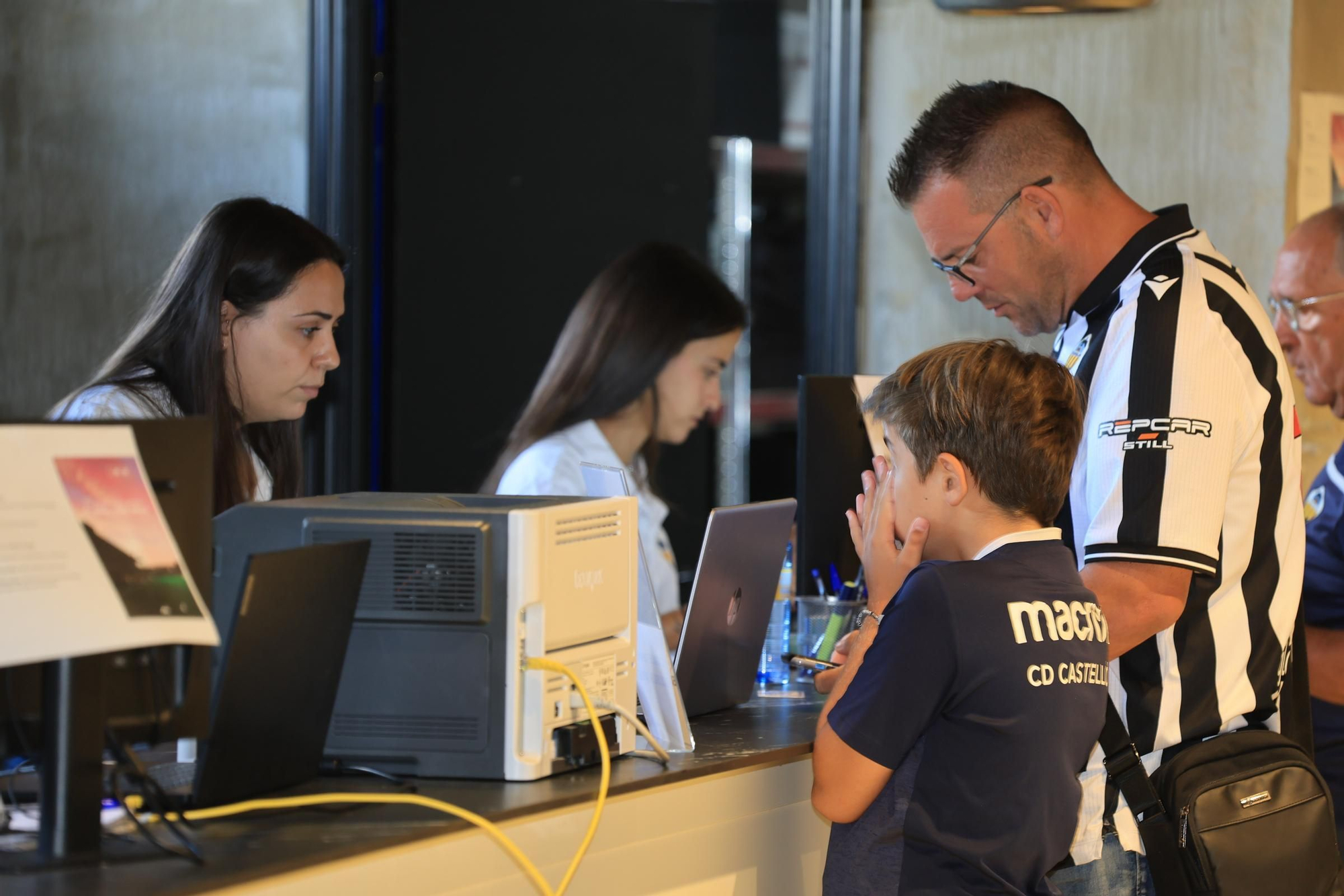 Galería | Las renovaciones presenciales disparan el número de abonados del Castellón