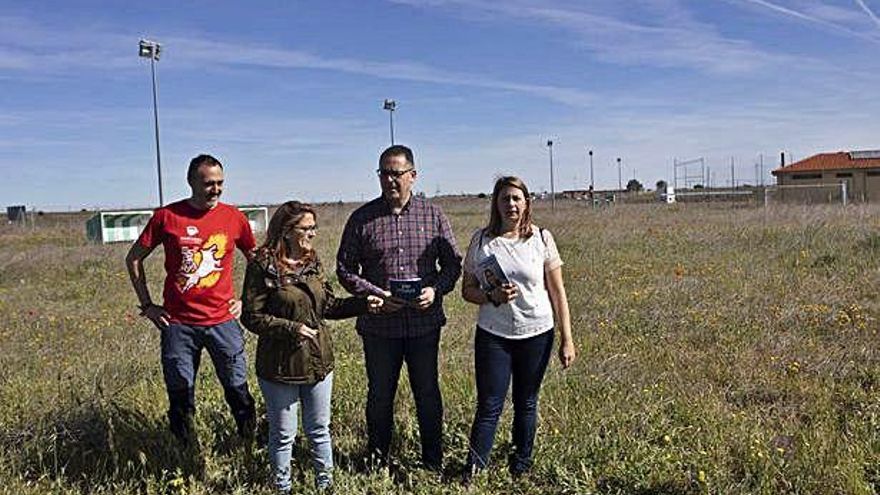 Mayte Martín Pozo junto con parte de su equipo durante la visita al polígono de Los Llanos.