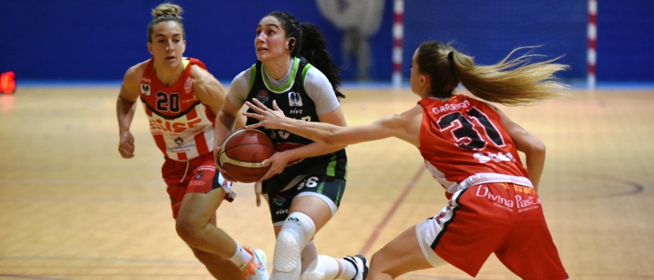 Carlota Menéndez intenta un lanzamiento en el duelo Milar-Costa de Almería de la pasada temporada.