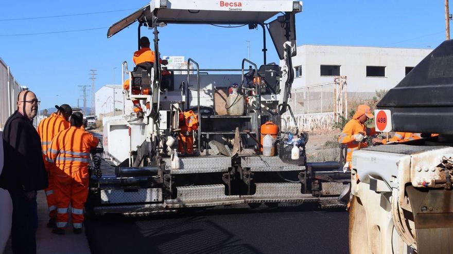 El concejal de Territorio supervisa los trabajos de reasfaltado que se han llevado a cabo en el camino Torrehermosa. | MEDITERRÁNEO