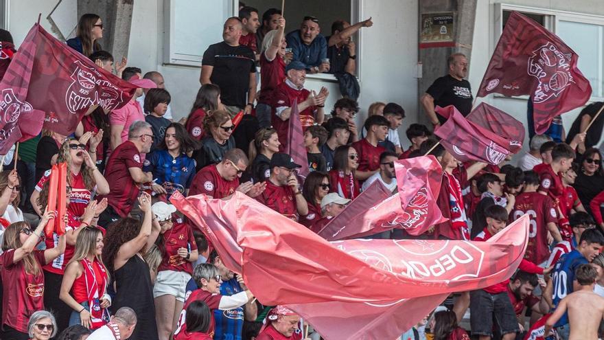 Afición del Estradense en el campo del Noia.