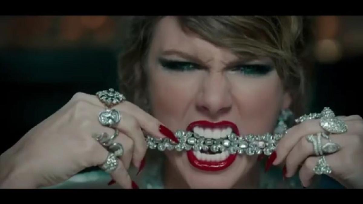 Taylor Swift en su videoclip con joyas