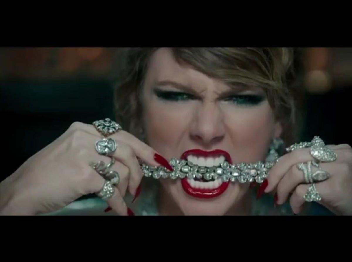 Taylor Swift en su videoclip con joyas