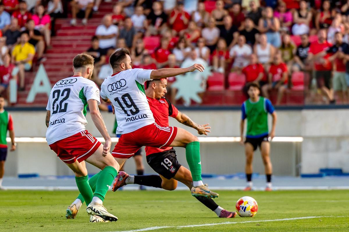 Mazzocchi golpeando el balón en la jugada del gol del ascenso.