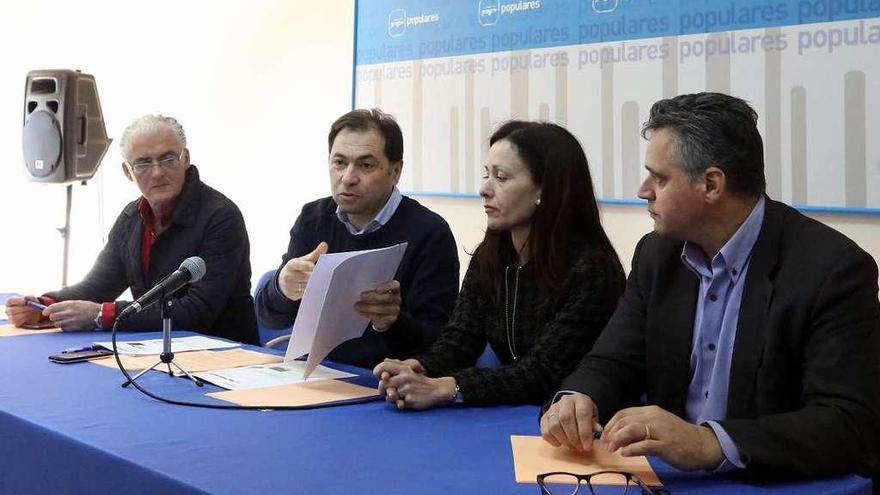 Rueda de prensa ayer en la sede del PP en Ponteareas. // A. Hernández