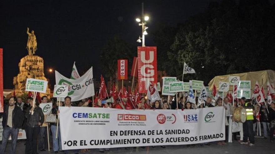 Marisol Roldán, de CCOO, lideró la marcha y arengó con su altavoz.