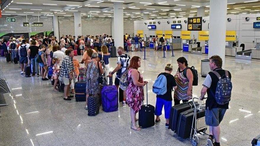 Dos suizos intentan agredir a botellazos a policías en el aeropuerto de Palma