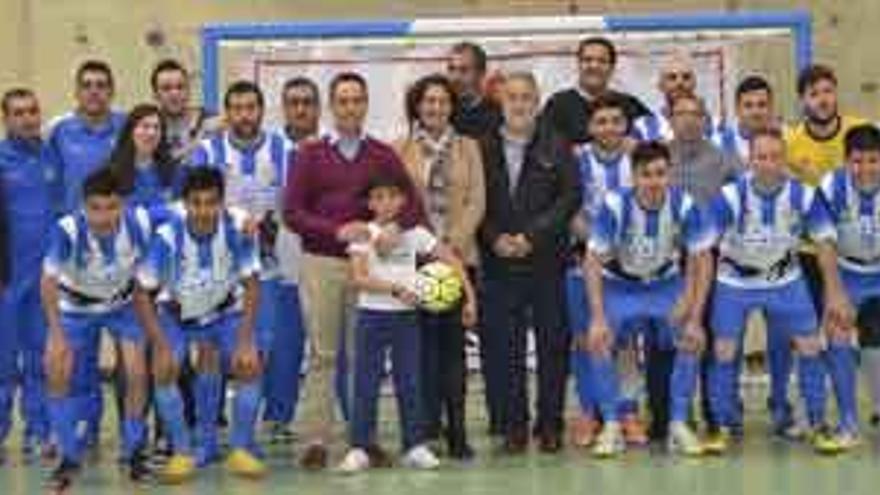 La plantilla posa con los &quot;invitados de honor&quot; que ayer visitaron La Rosaleda.